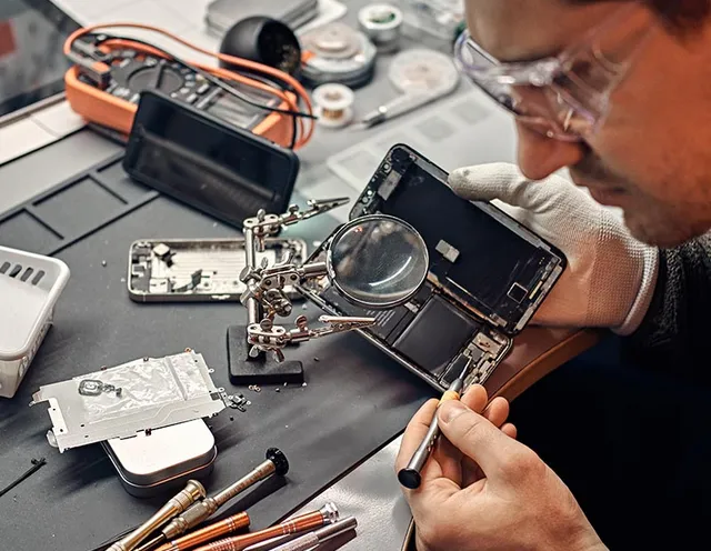 URPhone Store technician repairing a smartphone in Orlando